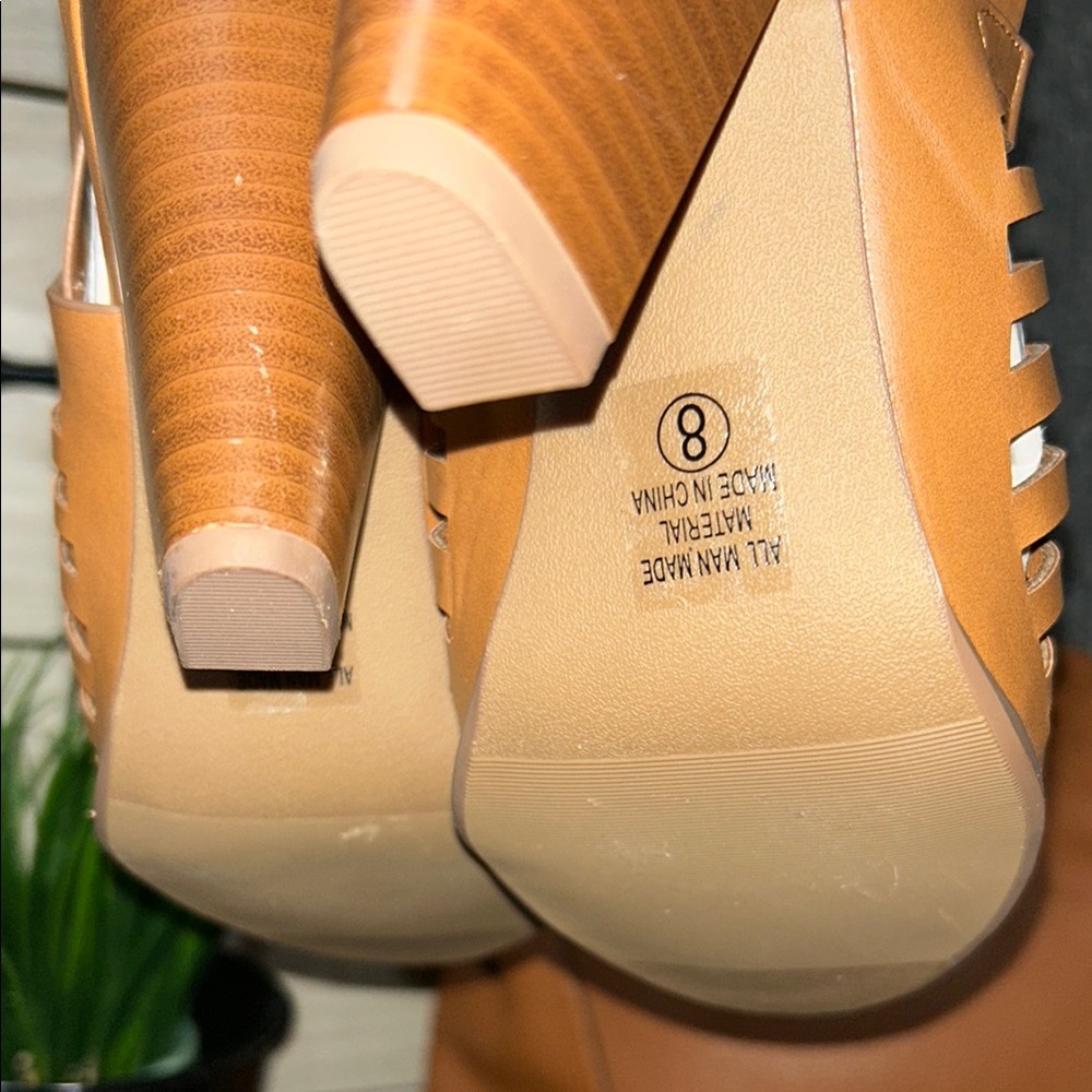 Delicious Tan Heels with Open-Toe Design - Picture 9 of 9